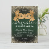 Masquerade Emerald Green Gold Glitzer Quinceanera Einladung (Stehend Vorderseite)