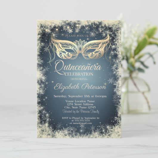 Masquerade, Goldmaske Schneeflocken Quinceañera Einladung (Stehend Vorderseite)