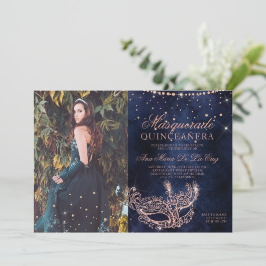 Masquerade Rose Gold Glitzer Quinceanera Foto Einladung (Stehend Vorderseite)