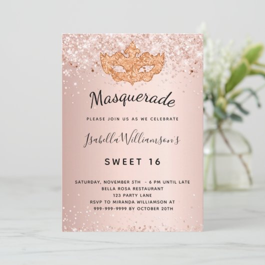 Masquerade Rose Gold Glitzer Staub Sweet 16 Einladung (Stehend Vorderseite)