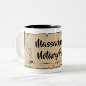 Massachusetts Notary Public Scroll Feather Quill Zweifarbige Tasse (Vorderseite Links)