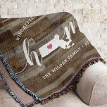 Massachusetts Zuhause Staat Personalisierte Holzau Decke<br><div class="desc">Zeigen Sie Zuhause-Staatsstolz mit diesem niedlichen rustikalen Imitat Holzplankendecke mit "Zuhause" in weißer Kalligraphie Schrift, die mit einer Silhouette des Staat von Massachusetts, stehend für den Buchstaben "O", schreibt. Eine rosa Herzillustrierung in der Staat-Karte vervollständigt das Design; Sie können die Herzposition in Ihrer Zuhause-Stadt ändern, indem Sie das Design-Tool öffnen...</div>