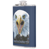 MassachusettsEagle herauf nahes Flachmann (Links)