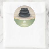 Massagesteine auf Holz Wellness-Center Sage Green Runder Aufkleber (Tasche)