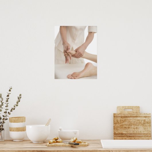 Massagetherapeut bei Fußmassage 2 Poster (Küche)