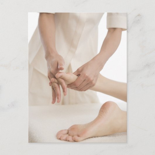 Massagetherapeut bei Fußmassage 2 Postkarte (Vorderseite)
