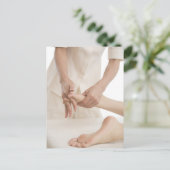 Massagetherapeut bei Fußmassage 2 Postkarte (Stehend Vorderseite)