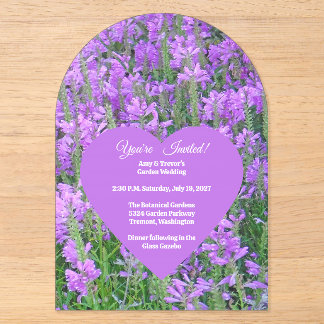 Masse von lila Blumen, Herzmitte für Informationen Acryleinladungen