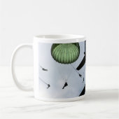 Massensprungs-Auftrag, Fallschirme, US-Armee Kaffeetasse (Links)