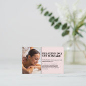 Masseuse, die die Wellness-Center mit einer Massag Visitenkarte (Stehend Vorderseite)