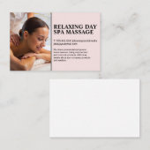 Masseuse, die die Wellness-Center mit einer Massag Visitenkarte (Vorne/Hinten)
