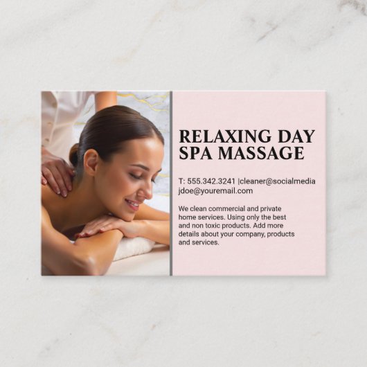 Masseuse, die die Wellness-Center mit einer Massag Visitenkarte (Vorderseite)