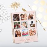 Maßgeschneiderte Foto Collage Rose Gold Rosa Monog Planer<br><div class="desc">Machen Sie Ihre eigene Familienkollektion als Geschenk oder für sich selbst. Nutzen Sie vier, neun Ihrer Lieblings-Fotos Ihrer Familie, Freunden, Traumreiseziel oder Haustier! Personalisieren und fügen Sie einen Namen und Ihren Monogramm-Brief hinzu. Der Name wird mit einem modernen handgeschriebenen Stilskript mit Swashes geschrieben. Dunkle Rose Gold und Weiß. Moderne, schicke...</div>