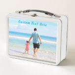 Maßgeschneiderte Foto-Metal-Lunch Box Ihre Fotos u Metall Brotdose<br><div class="desc">Benutzerdefinierte Foto- und TextmetallMittagsboxen - Ihr eigenes Design - Sonderformat - Personalisierte Familie / Freunde oder Persönliches Geschenk - Hinzufügen von Text und Foto - Vergrössern und verschieben oder entfernen und hinzufügen / Bild mit Anpassungstool. Wählen Sie / fügen Sie Ihre Lieblings-Schriftart / Textfarbe! Sie können dieses Design auf mehr...</div>