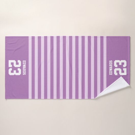 Maßgeschneiderte gestreifte Sportarten mit Namen Badehandtuch (Badehandtuch)