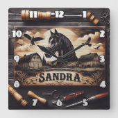 Maßgeschneiderte Holzgravur von Pferden und Ställe Quadratische Wanduhr (Vorderseite)