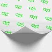 Maßgeschneiderte Lime Green Wedding Rings auf Weiß Geschenkpapier (Ecke)
