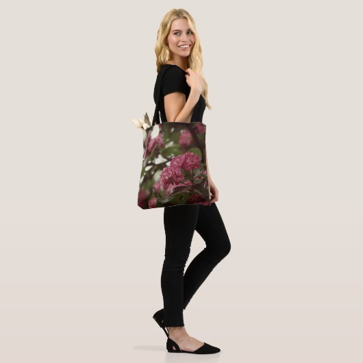 Maßgeschneiderte Mehrdruck-Totgebläse Rosa Blüten Tasche (Am Model)