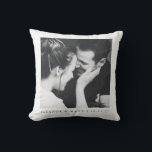 Maßgeschneiderte Minimalistische Schwarz-weiße Paa Kissen<br><div class="desc">Custom Minimalistische Schwarz-weiße Couple Foto Hochzeitstreukissen</div>