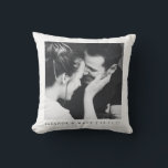 Maßgeschneiderte Minimalistische Schwarz-weiße Paa Kissen<br><div class="desc">Custom Minimalistische Schwarz-weiße Couple Foto Hochzeitstreukissen</div>