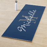 Maßgeschneiderte Monogramm Marineblau-Yogamat zum  Yogamatte<br><div class="desc">Maßgeschneiderte Monogramm marineblaue Yoga Matte für Training oder Meditation. Elegantes Design für Yogakurse,  Klassenlehrer,  Trainer oder Gymnastiklehrer. Vergnügen Sie sich mit der Fitness,  die Sie für sich haben. Fügen Sie Ihren eigenen glamourösen Namen und mit Monogramm Initial. Sportmaterial für Yoga-Posen. Stilvolle Schrift-Typografie-Vorlage. Neuheit Geburtstag Geschenkideen für Männer und Frauen.</div>