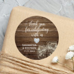 Maßgeschneiderte Rustikale Mason Jars Wood Hearts  Runder Aufkleber<br><div class="desc">Schönes rustikales Holz mit Maurerkirschen Hochzeitsaufkleber/Etiketten für Ihre Geschenke. Skriptkalligraphiebriefe. Imitate Herz Diamant,  um eine kleine Touch von Klasse / Klingeln hinzuzufügen! Personalisieren Sie,  wie Sie möchten.</div>