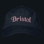 Maßgeschneiderter, bestickter Baseballhut / -kappe Bestickte Baseballkappe<br><div class="desc">Individuelle Stickerei auf Ihre Wahl von Baseballhut Farbe und Stil. Dargestellt ist der editierbare Name,  Bristol,  bestickt in feminin rosa Skript auf einem marineballblauen Baseballdeckel / Baseballhut. Andere Stickereifarben und -stile sind verfügbar. Designed by 369MyName.</div>