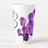 Maßgeschneiderter Bridget-Name violette Blumen boh Milchtasse (Vorderseite)