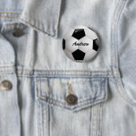 Maßgeschneiderter Fußballball Button<br><div class="desc">Fußball-Sportdesign mit einem nah-up-Bild eines Fußball-Balls,  vollständig anpassbar mit Ihrem eigenen Namen oder Text. Ideal für Fußball-,  Fußball- oder Fußball-Trainer. Andere Farbkombinationen sind in unserem Shop erhältlich und wir freuen uns auf Ihre individuellen Wünsche. Bitte kontaktieren Sie uns vor dem Kauf über unseren Geschenkartikelladen.</div>