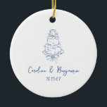 Maßgeschneiderter handgeschriebener französischer  keramik ornament<br><div class="desc">Fügen Sie Ihrer Hochzeit eine Touch Vintagen Charmes hinzu, mit diesem maßgeschneiderten Keramik-Ornament mit einem skurrilen, blauen Doodle eines Hochzeitskuchens. Perfekt als Sake oder zu Gunsten, dieses Ornament vereint die Eleganz Ihres besonderen Tages mit einem persönlichen, handgeschriebenen Gefühl. Passen Sie Ihren Namen und das Datum an, um einen wertvollen Speicher...</div>