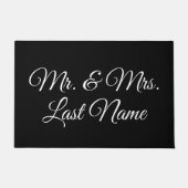 Maßgeschneiderter Herr & Mrs. Familienname, Schwar Fußmatte (Vorderseite)