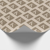 Maßgeschneiderter moderner Mit Monogramm neutraler Geschenkpapier (Ecke)