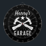 Maßgeschneidertes Auto-Garage- oder Mancave-Dartbo Dartscheibe<br><div class="desc">Maßgeschneidertes Geschenk für PKW-Garage oder Mancave Dart Board. Cooles Hammerwerkzeug-Design mit personalisiertem Namen und Hintergrundfarbe. Weihnachts- oder Geburtstagsgeschenke für Ehemann, Papa, Freund, Großvater, Chef, Mitarbeiter, Bauarbeiter, Bauarbeiter, Bauarbeiter, Junge, Kids etc. Trendy Wohngestaltung für Mechaniker, Auto Reparaturwerkstatt, Garage, menschliche Höhle, Bauunternehmer etc. Laden Sie optional Ihr eigenes Firmenlogo oder -bild hoch....</div>