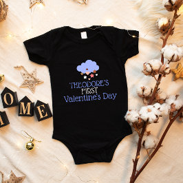 Maßgeschneidertes Baby-Outfit für den ersten Valen Baby Strampler