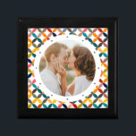Maßgeschneidertes Foto Modernes, Personalisiertes  Erinnerungskiste<br><div class="desc">Custom Foto Moderne Personalisierte Geschenkboxen mit farbenprächtigen,  modernen geometrischen Mustern und Ihrem bevorzugten Foto in der Mitte. FOTO TIPP: Zentrieren Sie Ihr Foto vor dem Hochladen nach Zazzle. Von Evco Studio entworfen www.zazzle.com/store/evcostudio</div>