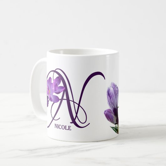 Maßgeschneidertes lila Blumennadel-Monogramm Kaffeetasse (Vorderseite Links)