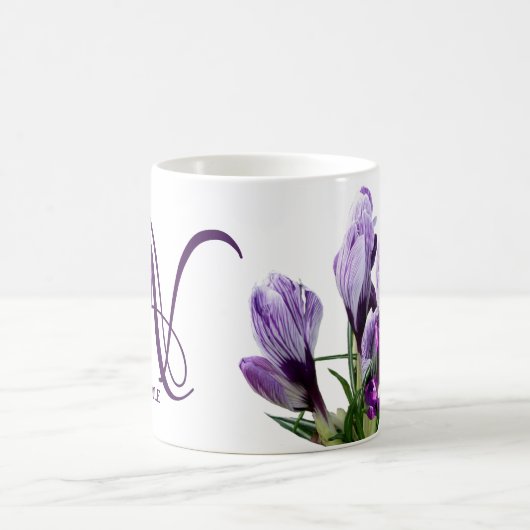Maßgeschneidertes lila Blumennadel-Monogramm Kaffeetasse (Mittel)