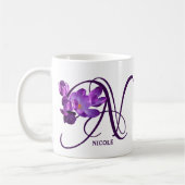 Maßgeschneidertes lila Blumennadel-Monogramm Kaffeetasse (Links)