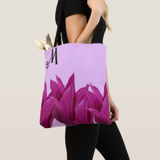 Maßgeschneidertes M Monogramm hübsch rosa Blumenge Tasche (Von Nahem)