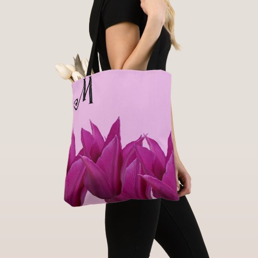 Maßgeschneidertes M Monogramm hübsch rosa Blumenge Tasche (Von Nahem)