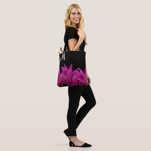 Maßgeschneidertes M monogramm rosa florales Boho Tasche (Am Model)