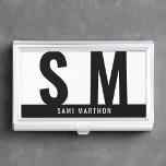 Maßgeschneidertes, modernes Schwarz-Weiß-Initial-B Visitenkarten Dose<br><div class="desc">Dieses berufliche Visitenkartengehäuse wurde in einem modernen und eleganten Schwarz-Weiß-Design gefertigt und bietet Initialen für eine raffinierte und personalisierte Touch. Sein eleganter und raffinierter Stil bietet sowohl Funktionalität als auch eine stilvolle Art, Ihre Visitenkarten zu tragen. Ein elegantes und zeitgemäßes Visitenkartengehäuse mit personalisierten Initialen in einer zeitlosen Schwarz-Weiß-Farbpalette für eine...</div>