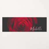 Maßgeschneidertes Monogramm rote Rose Vintages Fot Yogamatte (Vorderseite (Horizontal))