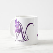 Maßgeschneidertes Natalie-Namensmonogramm für lila Kaffeetasse (Vorderseite Links)