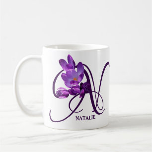 Maßgeschneidertes Natalie-Namensmonogramm für lila Kaffeetasse