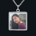 Maßgeschneidertes personalisiertes Foto schlichtes Sterling Silberkette<br><div class="desc">Behalt deinen Lieben mit dieser atemberaubenden, , silbernen personalisierten Foto-Kette nah. Diese Halskette ist in kleinen und mittleren Größen sowie in quadratischer und kreisförmiger Form erhältlich. Sie können diese Kette in Ihrer Wahl von Sterlingsilber, Silberplattierungen oder Gold Finish Metallen bestellen. Ein tolles Geschenk für jemanden, der sich selbst eingeschlossen! Ersetzen...</div>