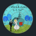 Maßgeschneidertes Retro-Hochzeitscoupboard Dartscheibe<br><div class="desc">Dieses maßgeschneiderte Retro Wedding Couple Dart Board wird Sie mit Hochzeitsglocken verwöhnen lassen. Das minimalistische Design der 60er Jahre besticht durch eine Braut und ein Bräutigam am Tag der Hochzeit. Das glückliche Paar sieht gut genug aus, um auf einem Hochzeitskuchen stehend zu sein. Aber sie sind es nicht. Sie sind...</div>