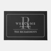 Maßgeschneidertes Schwarz-Gummi-Design mit Persona Fußmatte (Vorderseite)