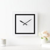Maßgeschneidertes Weiß mit schwarzem Streifen deko Quadratische Wanduhr (Zuhause)