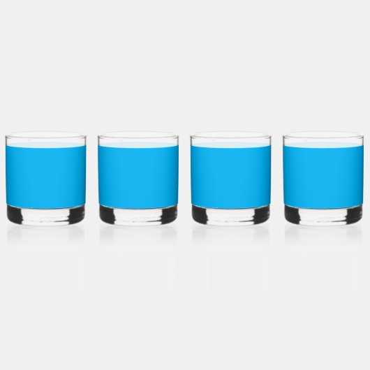 Massiver, leuchtend blauer Hintergrund Whiskyglas (Vorderseite)